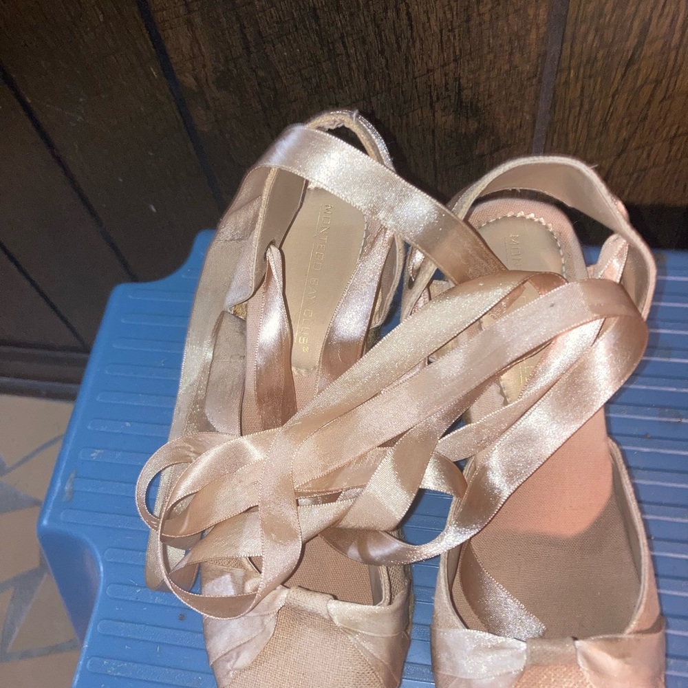 Woman lace up the leg shoes